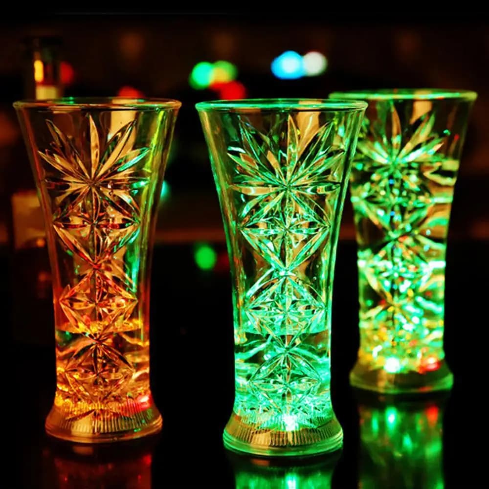 Vendite calde Fiocco di neve LED Lampeggiante Cambia colore Attivata dall'acqua Illumina la tazza di birra e whisky