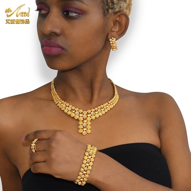 Set di gioielli da sposa nigeriani Color oro Dubai girocolli africani collana orecchini anelli Set di gioielli da sposa di moda per le donne