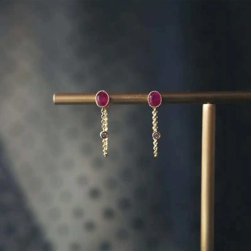 Nuovi orecchini a catena con senso di design ovale originale con rubino, artigianato unico, eleganza retrò, fascino di lusso leggero, gioielli in argento da donna