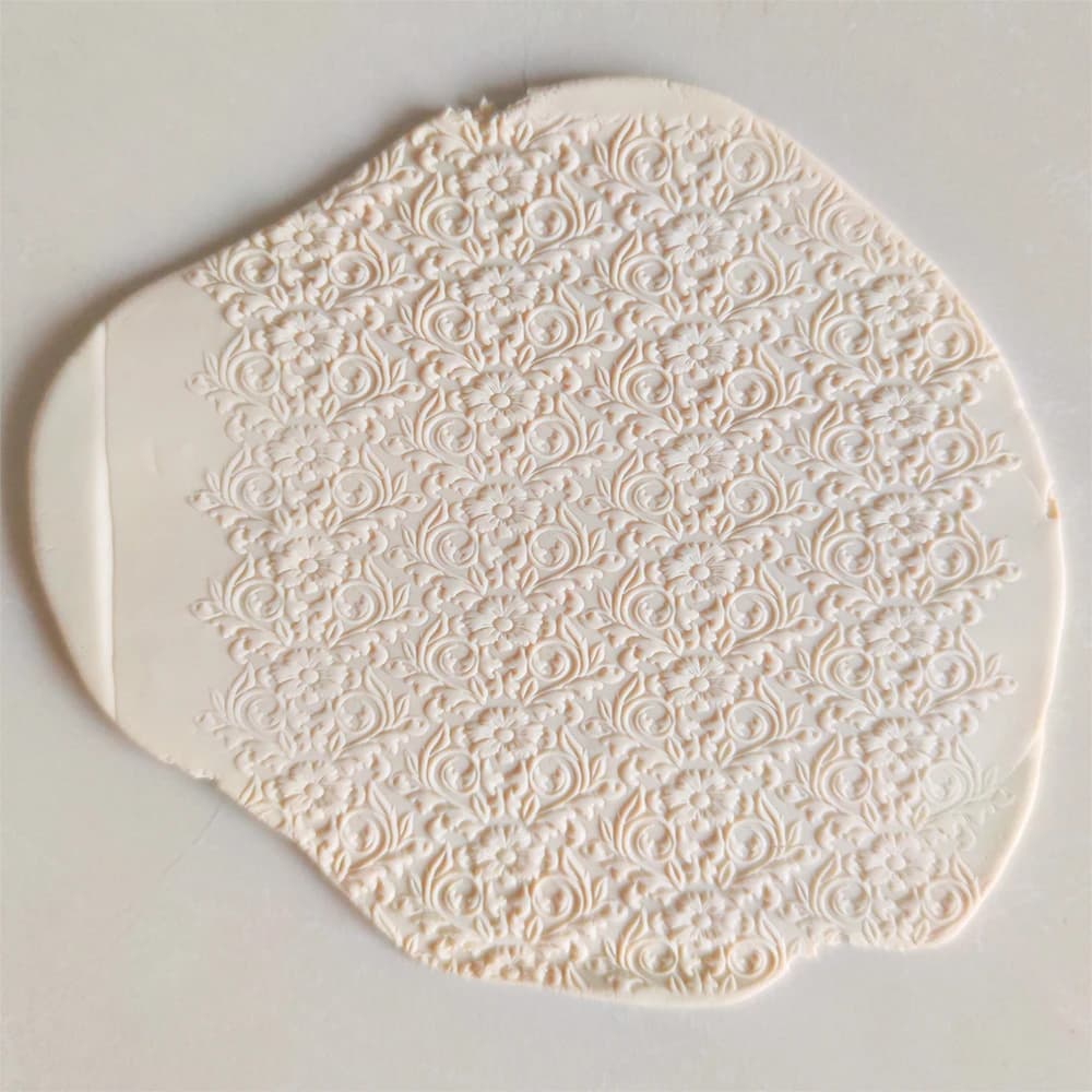 Punte del rullo per impasto Coolkie che utilizzano un mattarello in rilievo con motivo floreale