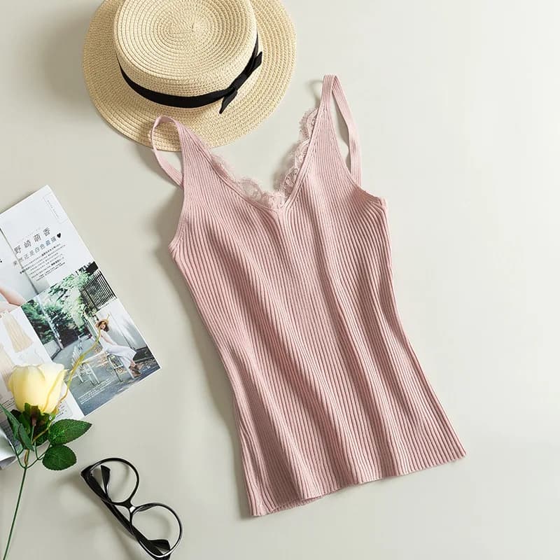2025 Primavera Nuovo Gancio Fiore Del Merletto Solido Cuciture Con Scollo A V Camis Femminile Lavorato A Maglia Breve Sezione Sottile Usura Esterna Camicia Tendenza Canotte