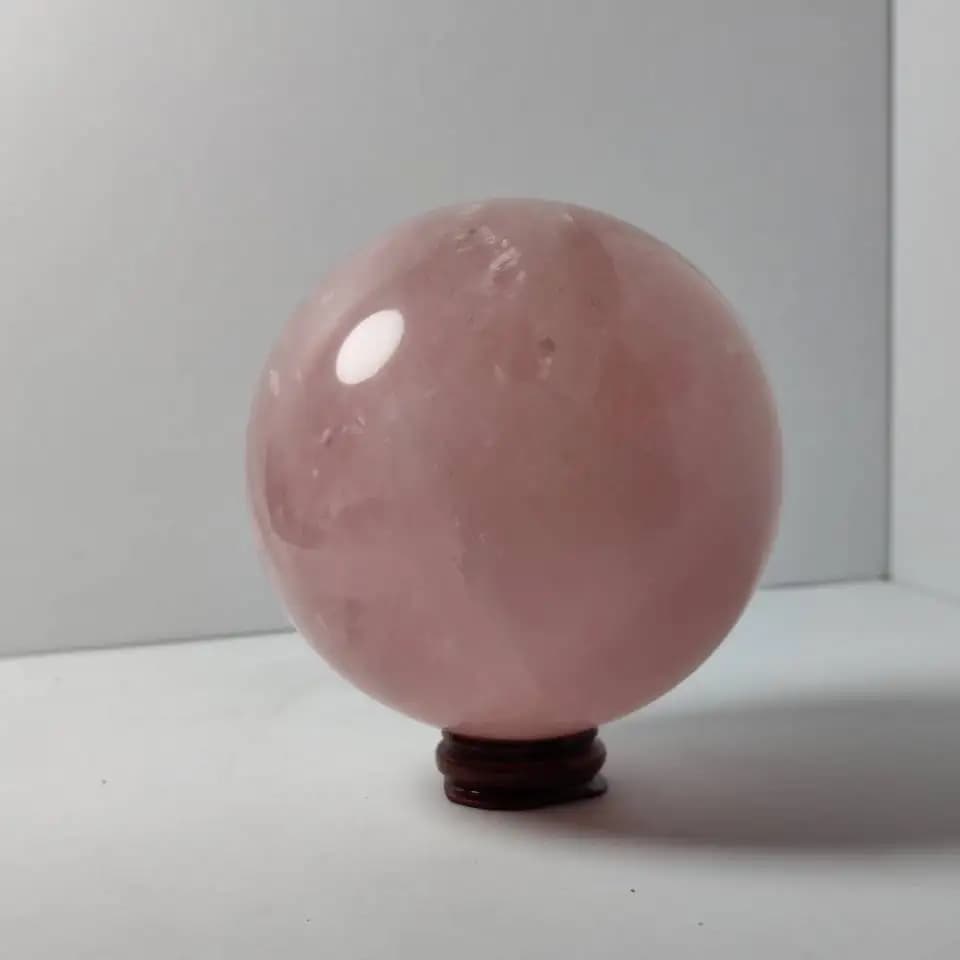 Decorazione con sfera curativa in cristallo di quarzo magico rosa naturale da 9-10 cm con basi