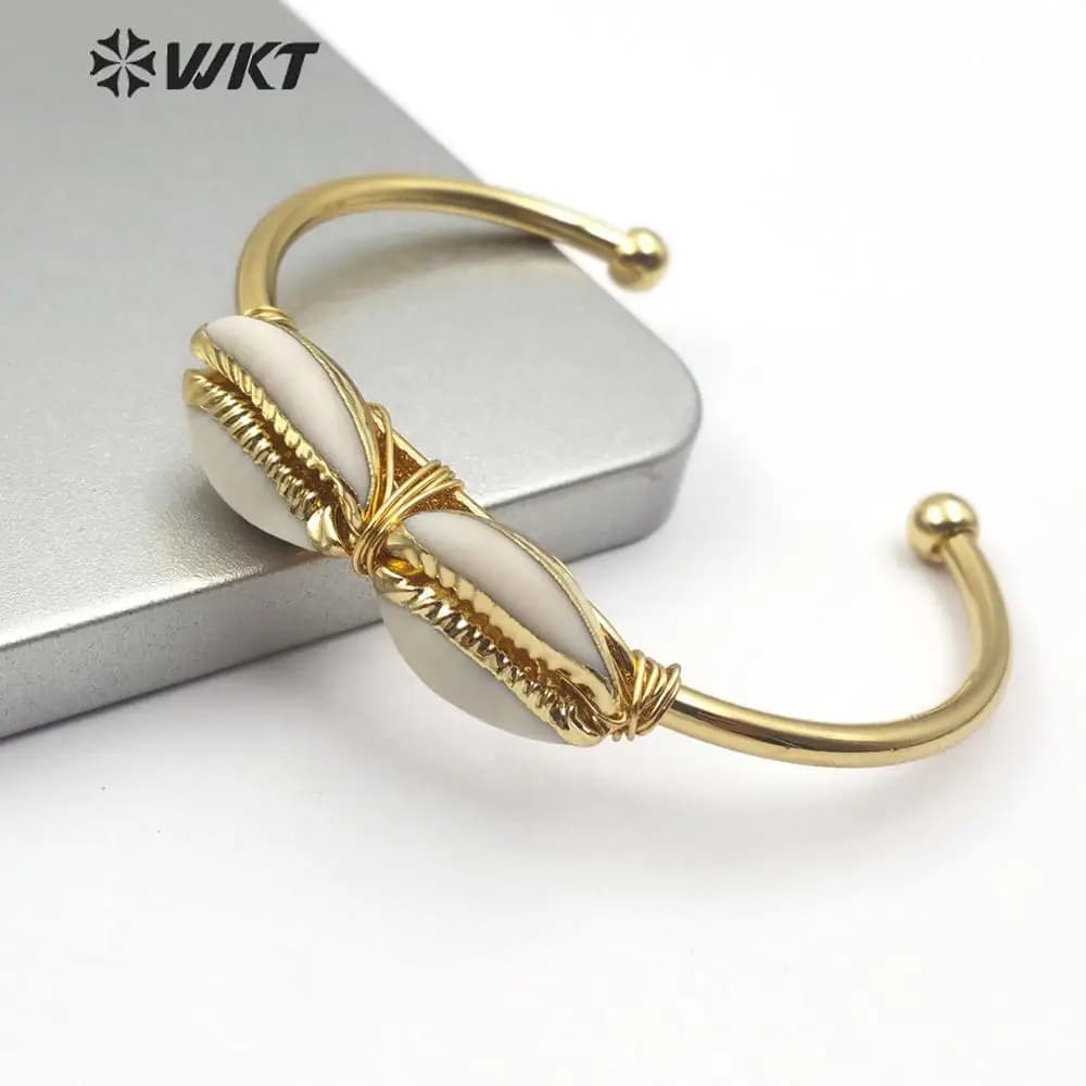 WT-B487 Bracciale con polsino avvolto in filo di conchiglia di ciprea naturale Doppio placcato in oro Bracciale elettrolitico in oro pieno Gioielli di moda