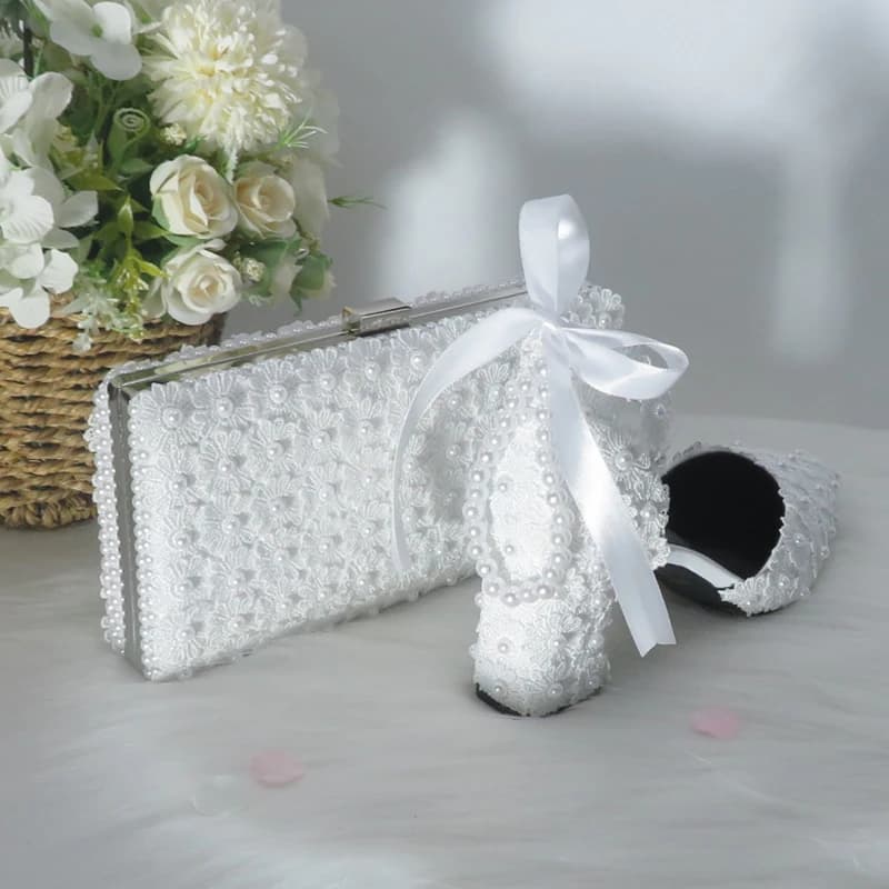 Bianco Del Fiore Del Merletto scarpe da sposa con i sacchetti di corrispondenza di Alta tacchi scarpe A Punta Cinturino Alla Caviglia Delle Signore Del Partito sacchetto del pattino set Reale scarpa blu