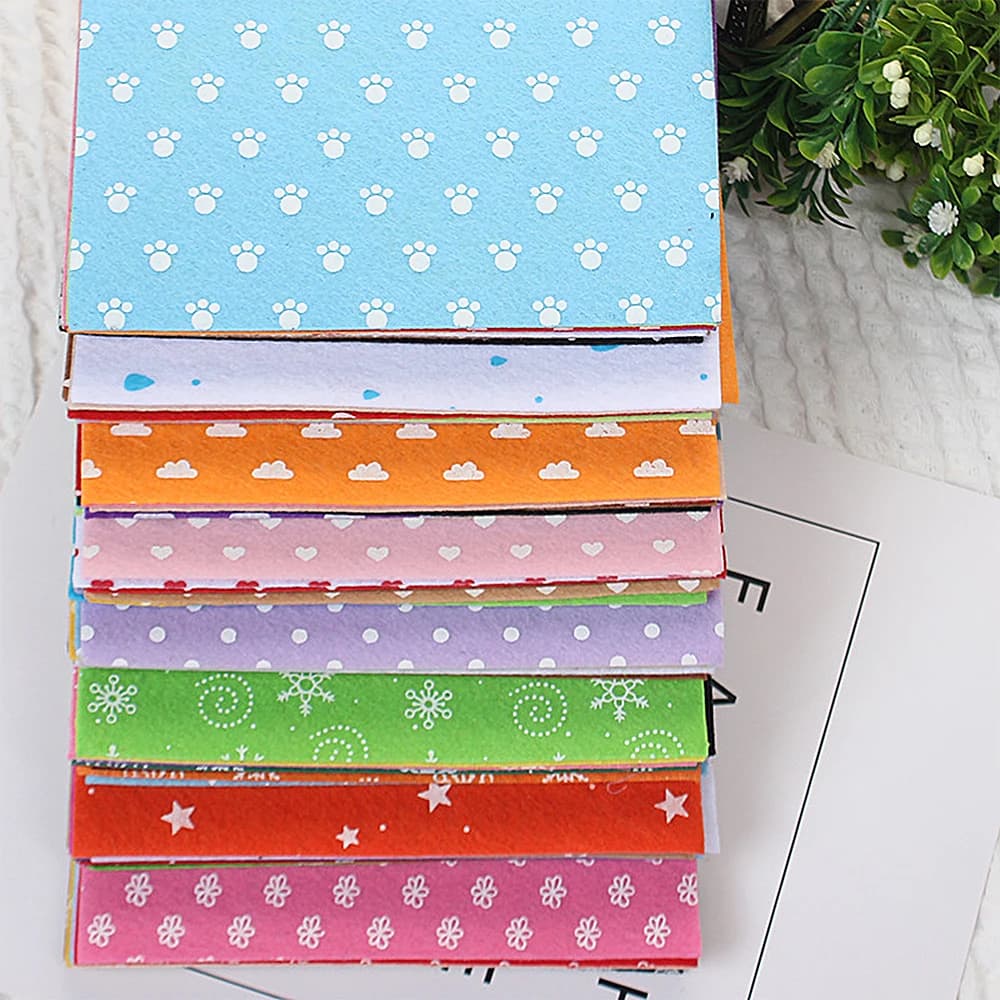 10 Pezzi 15x15cm 5.9x5.9in Tessuto in Feltro Stampato con Pois, Cuori, Fiocchi di Neve, Gocce di Pioggia, Nuvole, Stelle per Materiale Artigianale Fai-da-Te per Cucito e Bambole