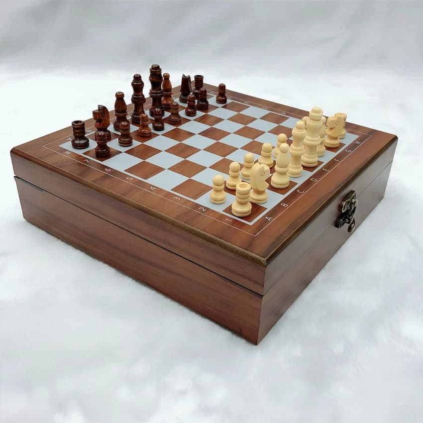 Nuovo Set di scacchi in legno dadi pieghevoli Domino Poker 32 pezzi di scacchi archiviazione interna Set di giochi da tavolo da viaggio portatile per bambini Kid