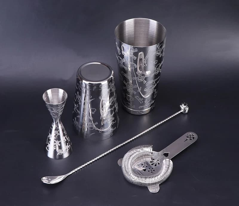 Set di bar per attrezzi per barista con shaker per cocktail con teschio: shaker Boston con teschio ponderato, colino per teschio, jigger, cucchiaio per mescolare