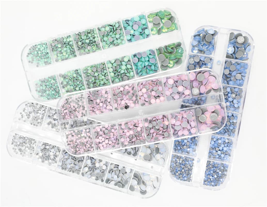 12 Scatola per culla 4 diverse di opali Set di strass Hot Fix Pietra con retro piatto Strass in vetro di cristallo Colla su strass per indossare indumenti