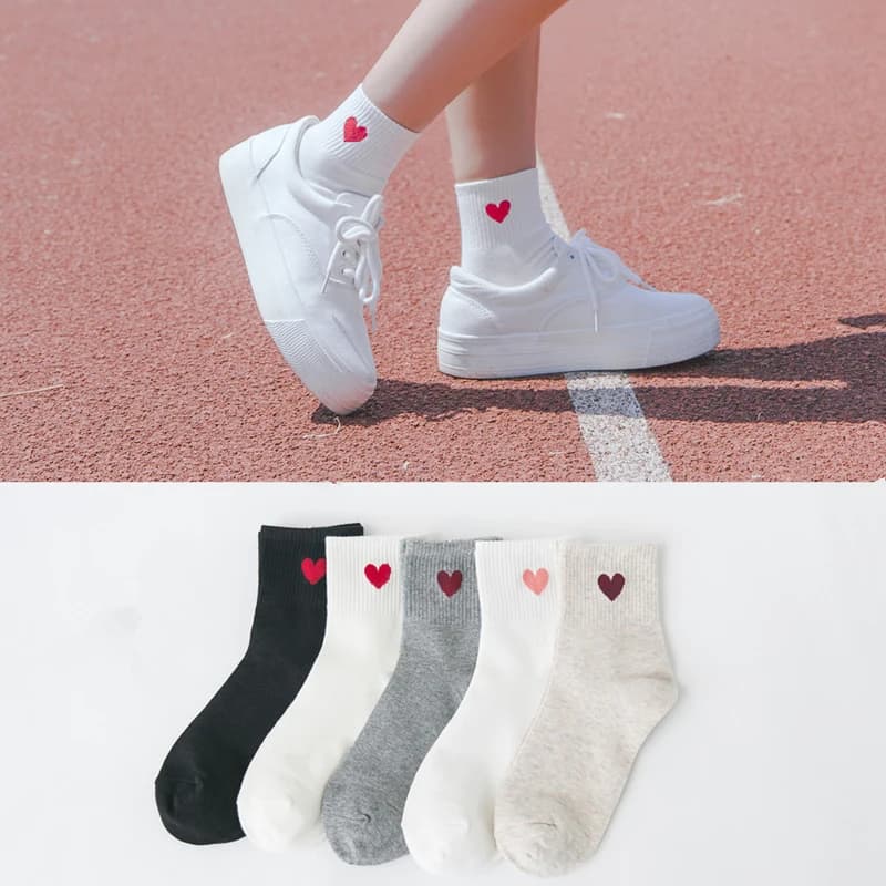 Women's Long Socks in New Fashion Women's Cotton Harajuku New Shoes With Love Heart Pattern Loose Socks in Solid Color Hiphop Black White Sokken