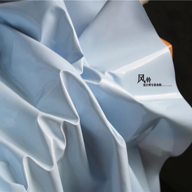 Tessuto in pelle sintetica lucida azzurro liscio toppe fai da te borsa giacca cappotto palcoscenico decorazioni cosplay vestiti tessuto firmato