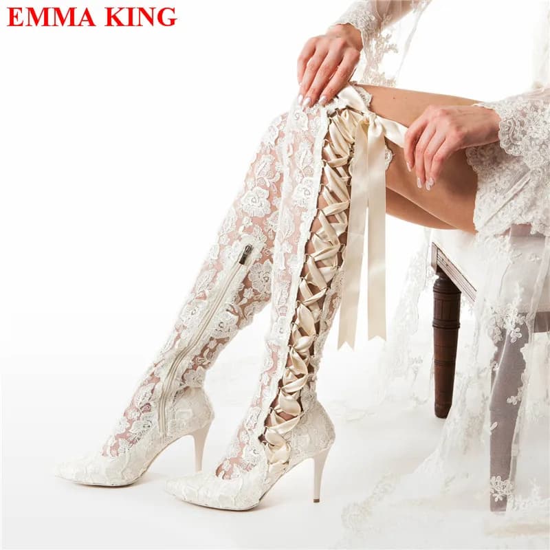 Stivali sopra il ginocchio in pizzo nero alla moda Stivali alti alla coscia gotici con lacci Stivali da sposa lunghi con tacco alto Stivali da sposa bianchi a punta