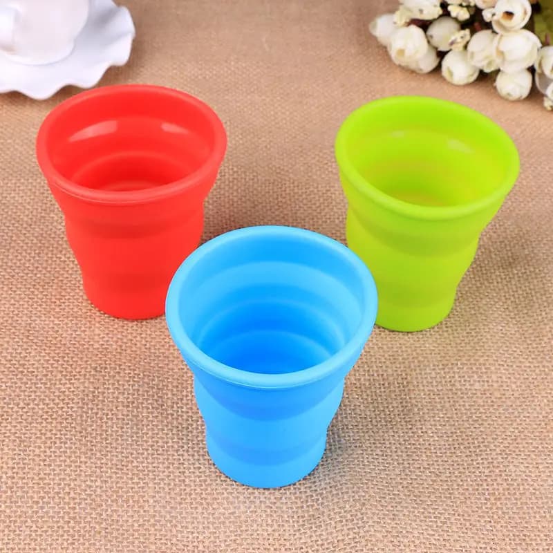 Tazza pieghevole retrattile in Silicone portatile di vendita calda con coperchio tazza da campeggio pieghevole telescopica da viaggio per esterno