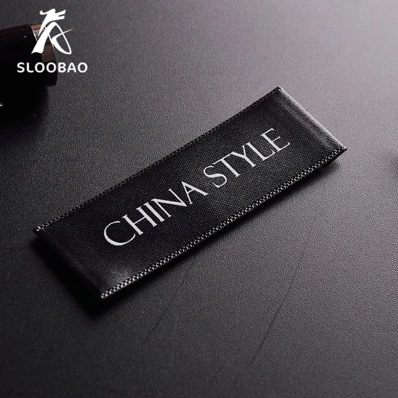 200 pz/lotto Personalizzato Singolo Nastro di Raso Stampa Tessuto Etichette Per Cucire Per Etichetta di Stoffa Logo Personalizzato Stampato Tag di Abbigliamento