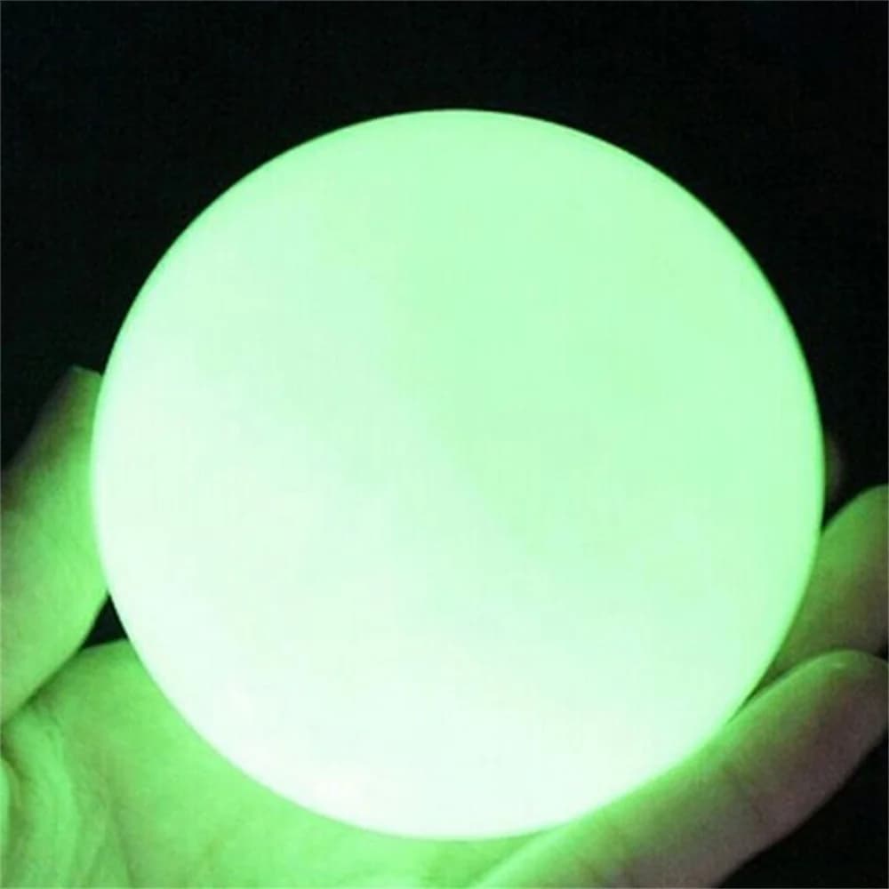 Sfera di cristallo di quarzo luminoso verde da 35 mm che si illumina al buio con base