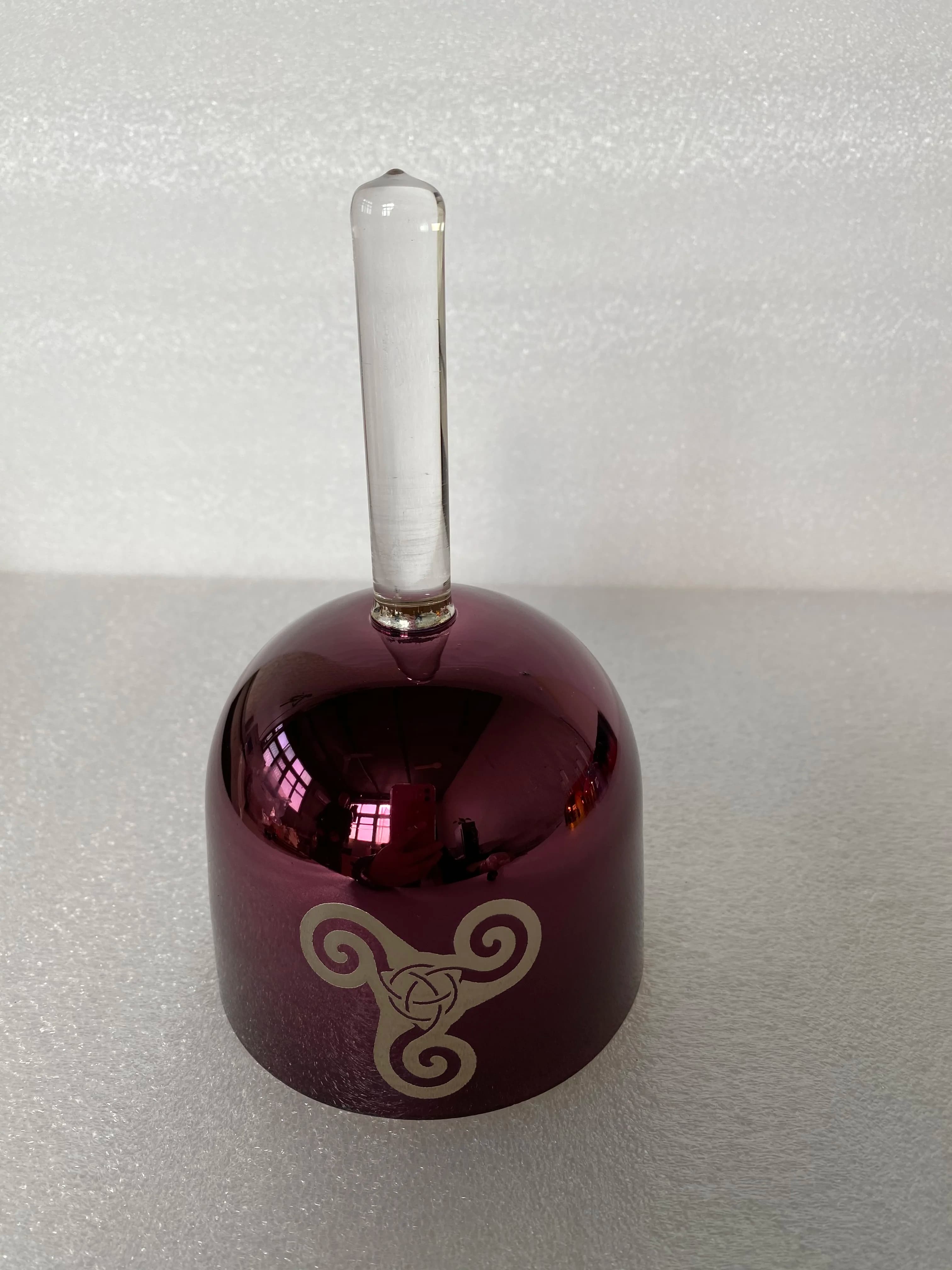 4th octave crystal singing handle bowl perfect B note shinny purple color with triskel-Triquetrae engraving 432hz