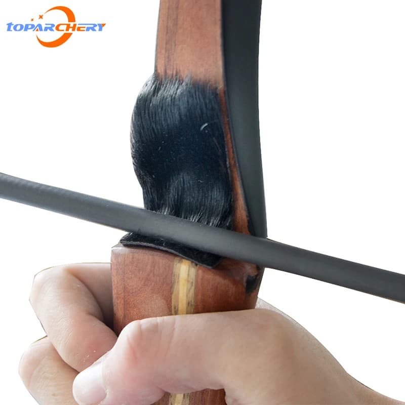 1pc/2pcs Poggia freccia per tiro con l'arco Poggia freccia in pelliccia di animale per arco ricurvo tradizionale Accessori per la caccia sportiva all'aria aperta
