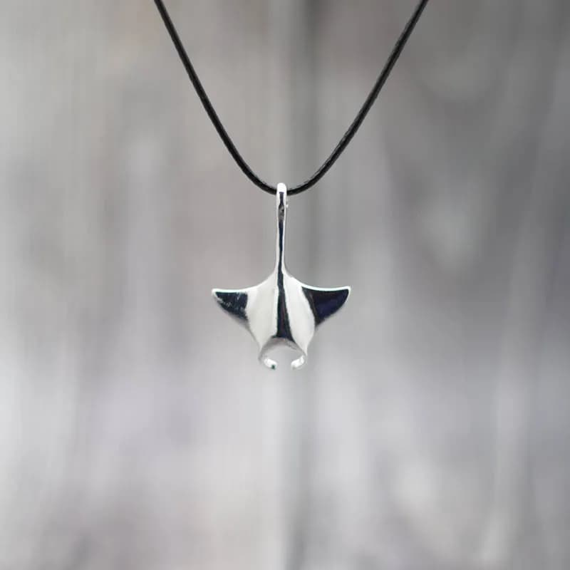 Semplice collana marina Manta Ray da uomo Collare lungo 48 cm Ciondolo in corda nera Gioielli animali oceanici Spiaggia estiva Surf Homme Colar