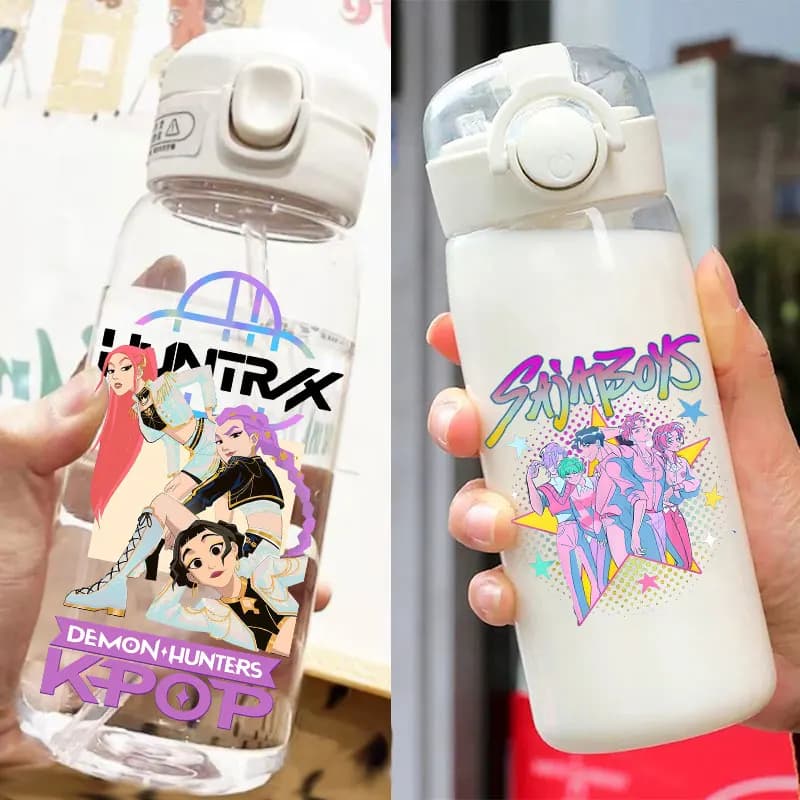 Borraccia K-pop 400/600ML in plastica trasparente con cannuccia, a tema cartoni animati e anime, per fan di gruppi di ragazze e personaggi come Hunters e Monster.