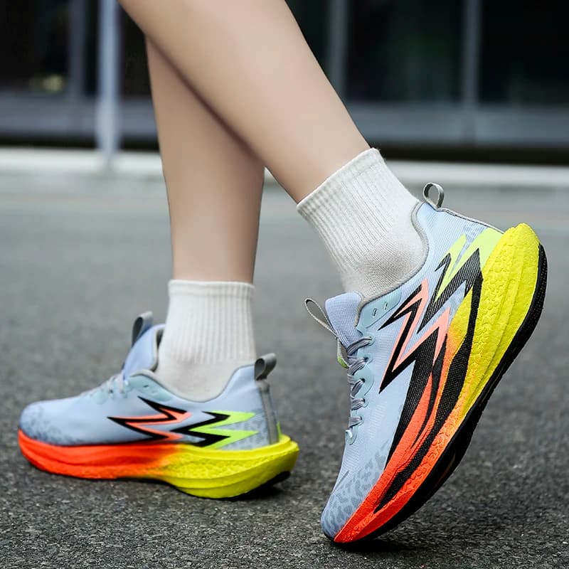 Full-plate carbon fiber running shoes for teens, breathable and simple marathon sneakers, shock-absorbing speed running shoes
