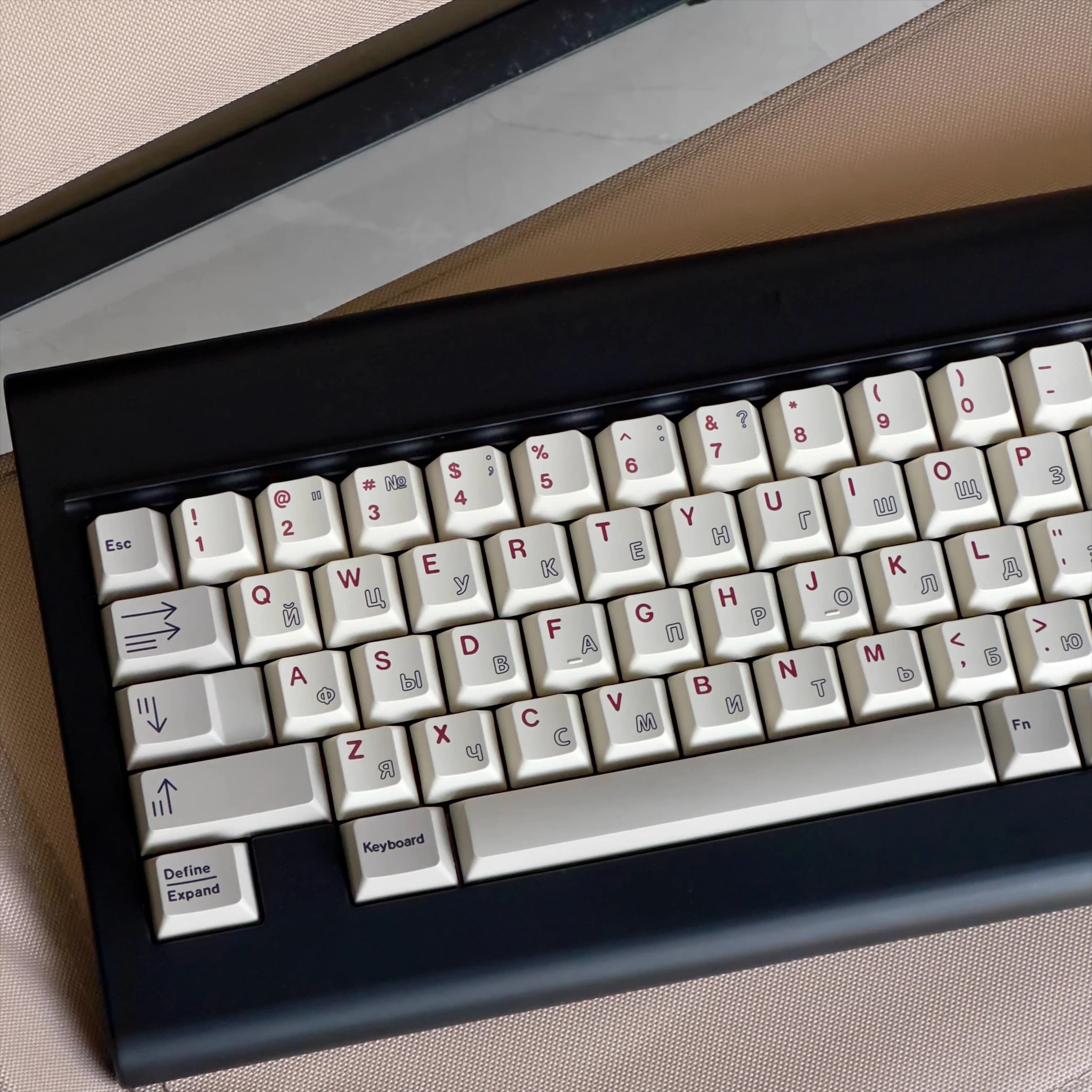 Tastiera Meccanica Vintage 6085 con Keycaps Russi Cavi Originali Altamente Sublimati