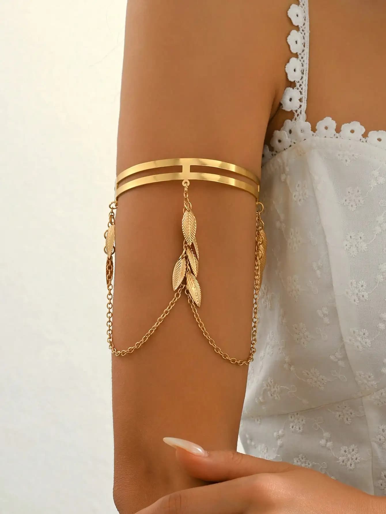 1pc Bohemian Style Hollow Feather Pendant Arm Cuff, Unique Design Elegant Arm Band, Retro /Streetwear Accessory, Suitable For Nightclub, Party, Daily Commute, Beach Vacation, Adjustable Size