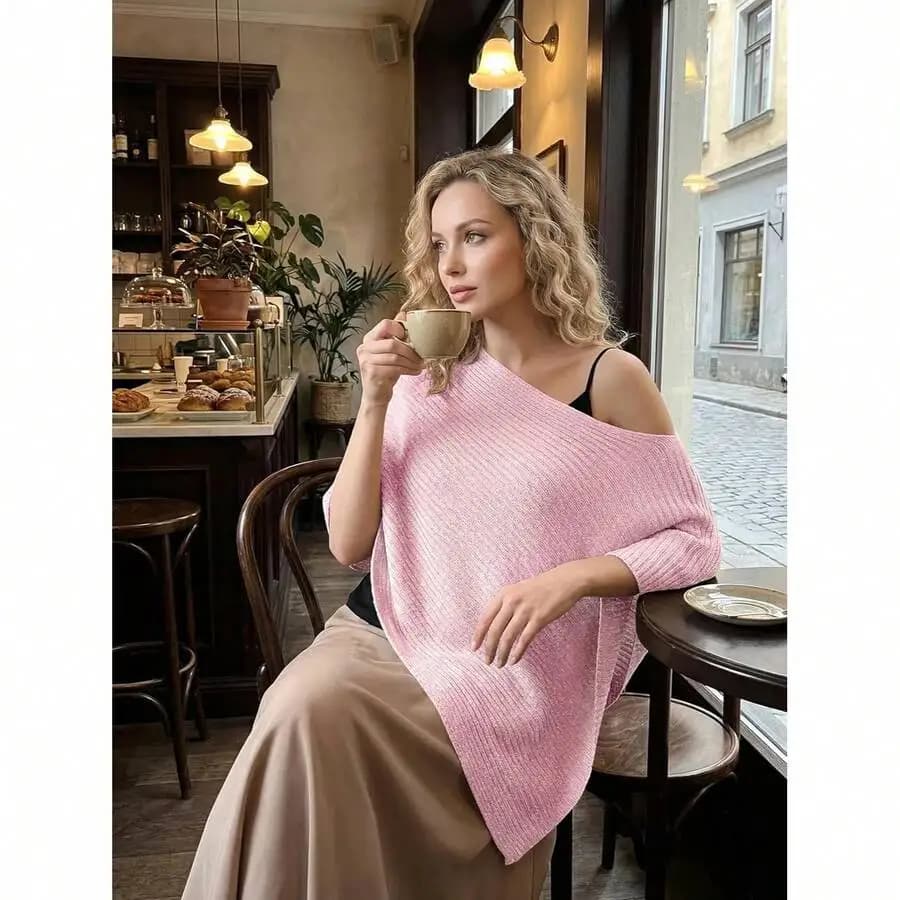 Poncho in maglia asimmetrico con spalle scoperte da donna, morbido, lucido e leggero, tipo scialle.