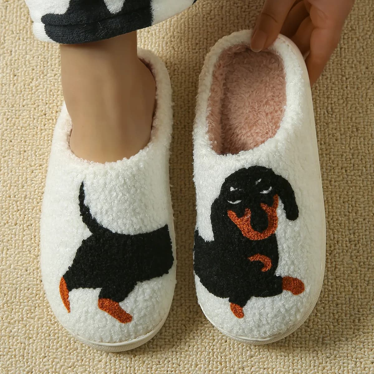 Cute Cartoon Dachshund Plush Slippers for Women, Closed Toe Warm Fleece Indoor Home Shoes, Lightweight Non-slip Winter Slippers