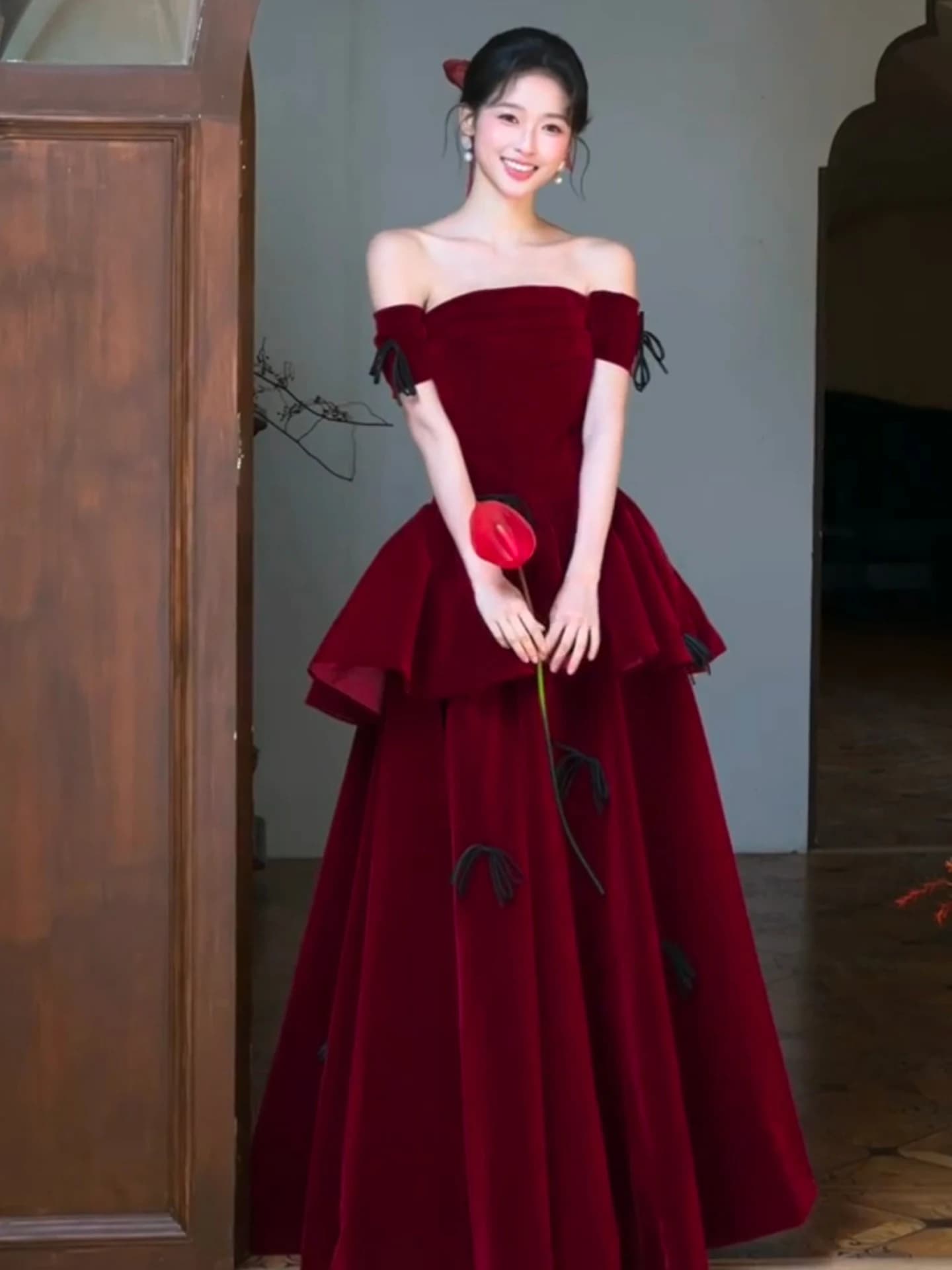 Abito da sposa monospalla in velluto rosso vino, stile coreano, con gonna lunga, senza spalline, sensazione elegante per cerimonie.