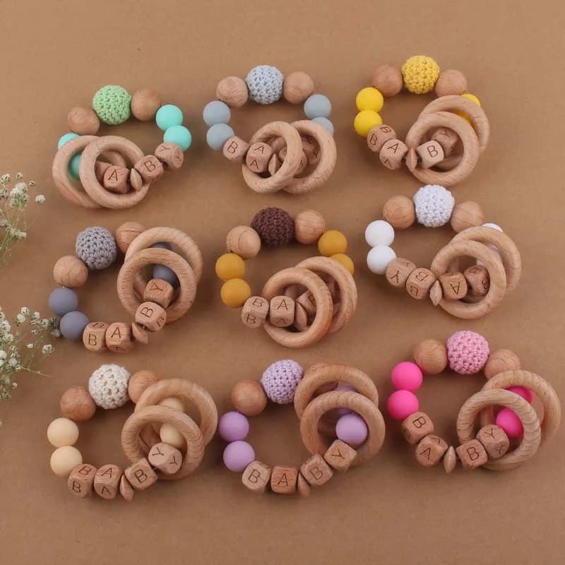 Bracciale massaggiagengive per bambini Nome personalizzato gratuito fatto a mano Artigianato in legno Perline incise Perline in silicone per uso alimentare Ciondolo animale in legno
