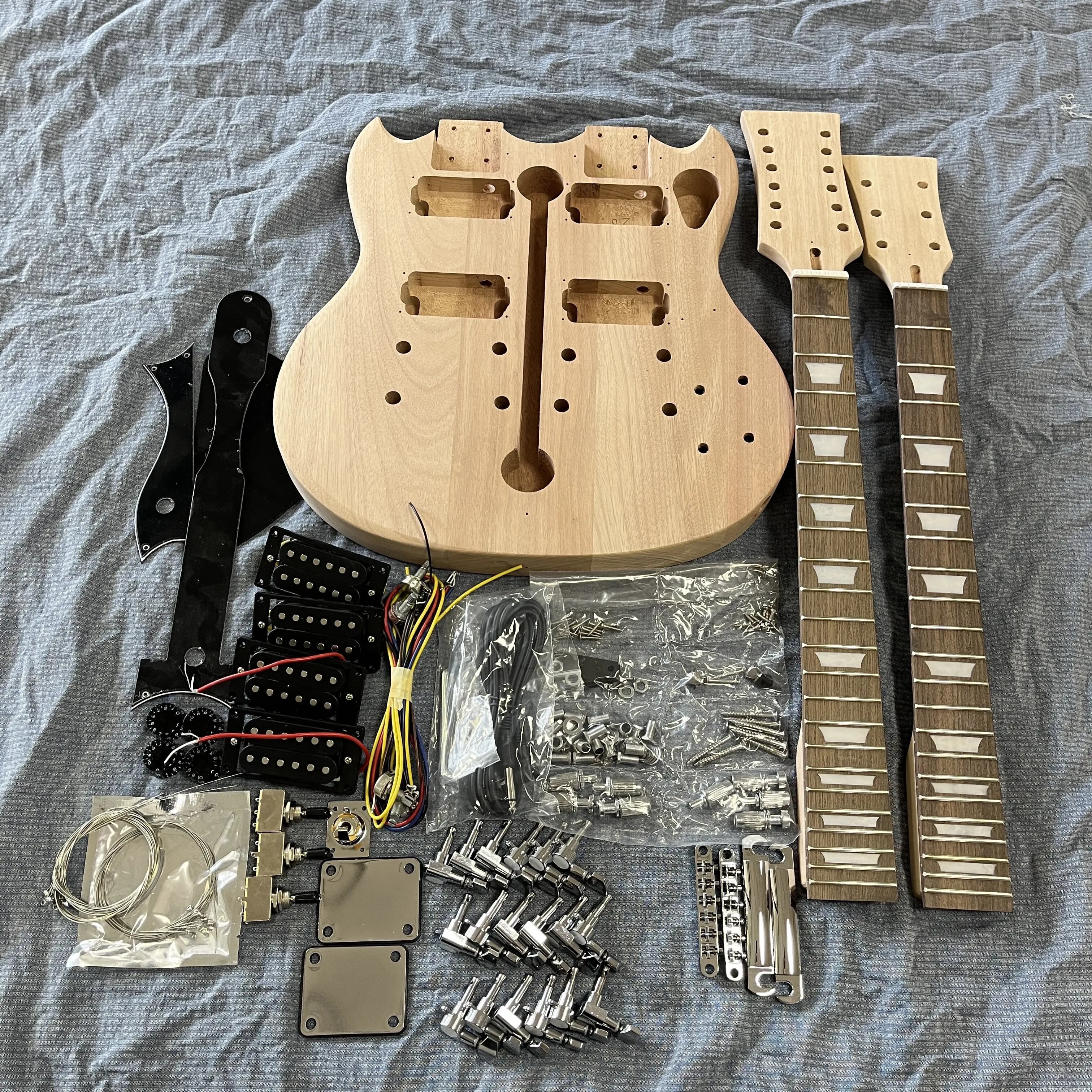 Chitarra Elettrica a Doppio Manico Fai-da-Te, Set 12+6 Corde, Materiale Durevole, Facile Manutenzione, Regalo a Tema Chitarra Elettrica
