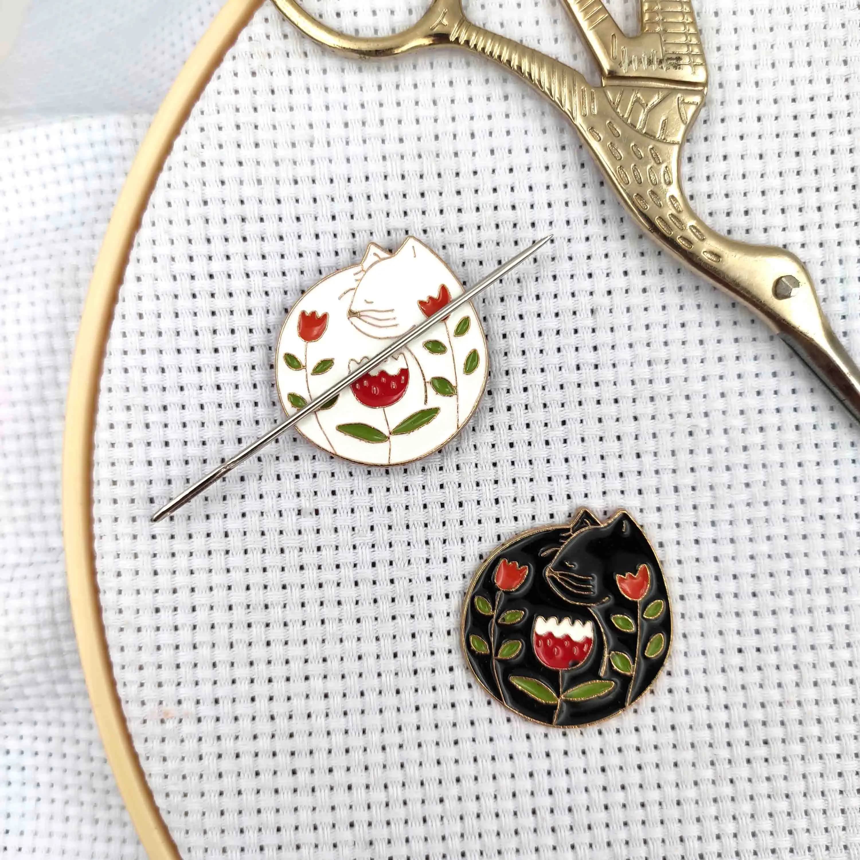 Needle Minder Set magnetico di 2 gatti Nero Bianco Magnete da cucito Ago Keeper Finder Tenere aghi sull'ago da ricamo Nanny