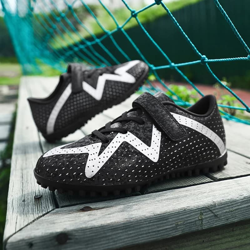 Four season leather soccer shoes with heels, size 31-39, wear resistant