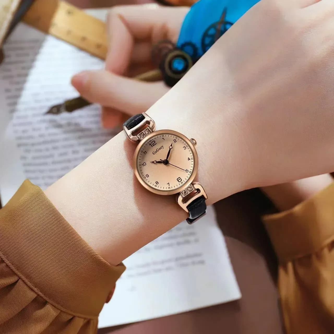 Fashionable quartz watch Quartz watch with small dial Minimalist women's watch with PU belt Classic wristwatch with girl pointer