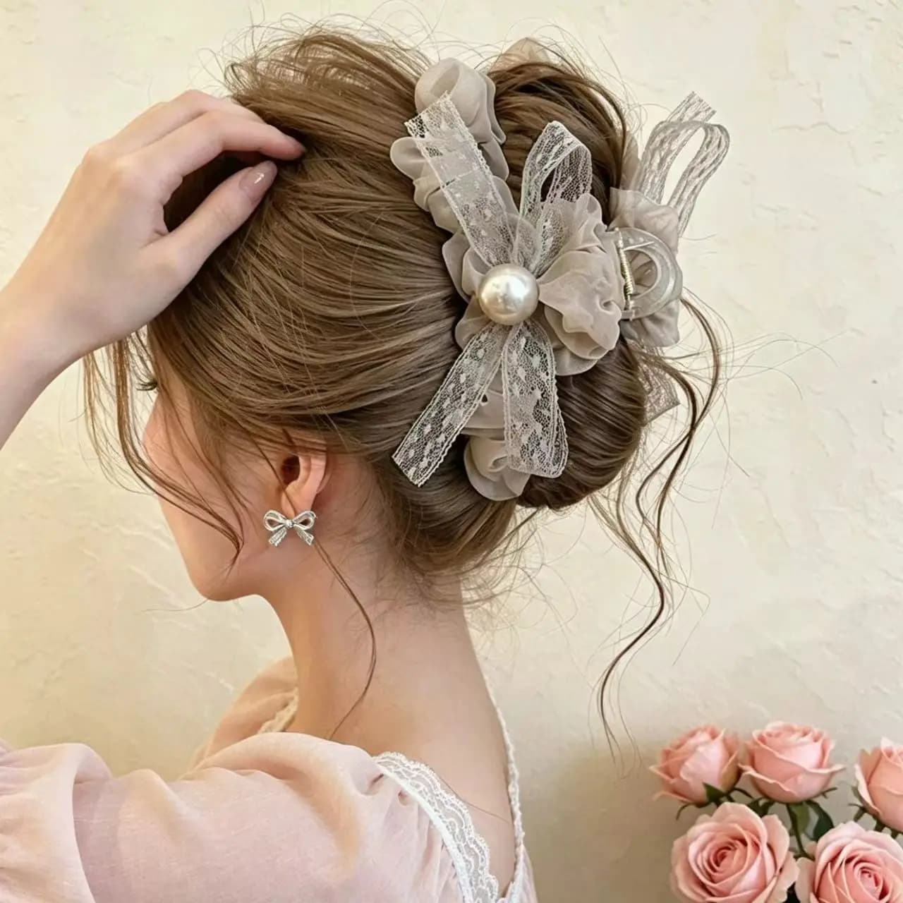 Fermaglio per capelli a rete con fiocco e perline rotonde da donna, sensazione di lusso, nuovo stile 2026, fermaglio per la parte posteriore della testa, accessorio per capelli a clip a squalo