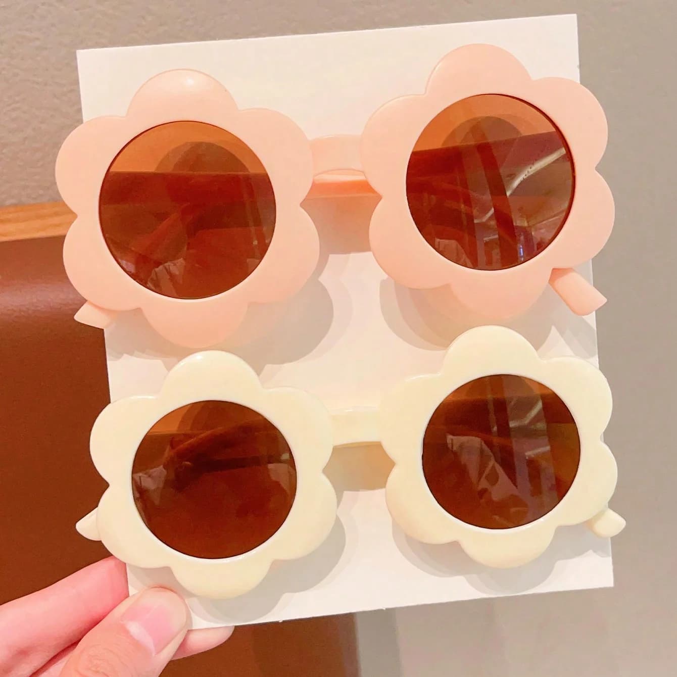 2 pieces of fashionable sunglasses for kids with fashionable sunflower