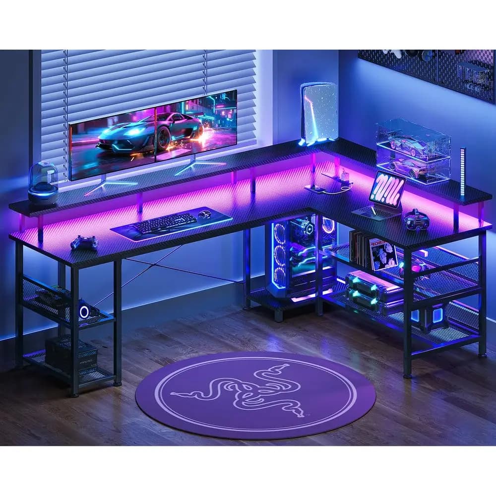 Scrivania da gaming a forma di L da 66 pollici con presa di corrente e luci LED, tavolo da gaming per PC con texture in fibra di carbonio, scrivania a forma di L reversibile