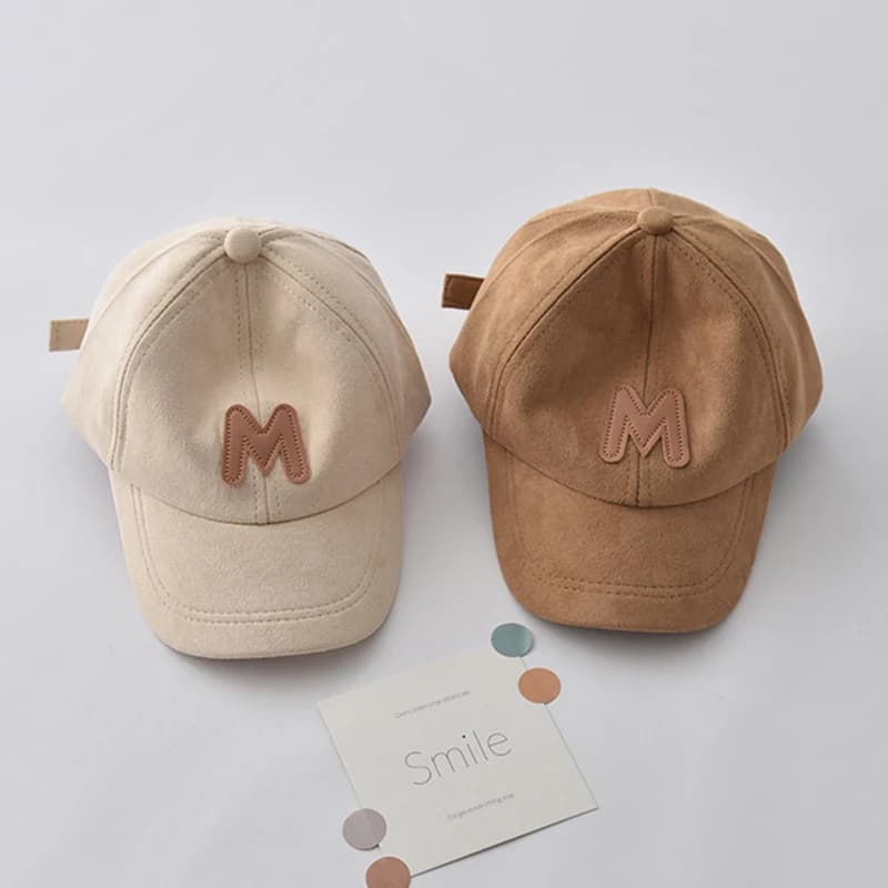 Cappello da baseball per bambini in pelle scamosciata primavera autunno Cappello con visiera per bambini in tinta unita Lettera M Berretto con lingua d'anatra per bambini Visiera parasole per esterni per ragazza ragazzo
