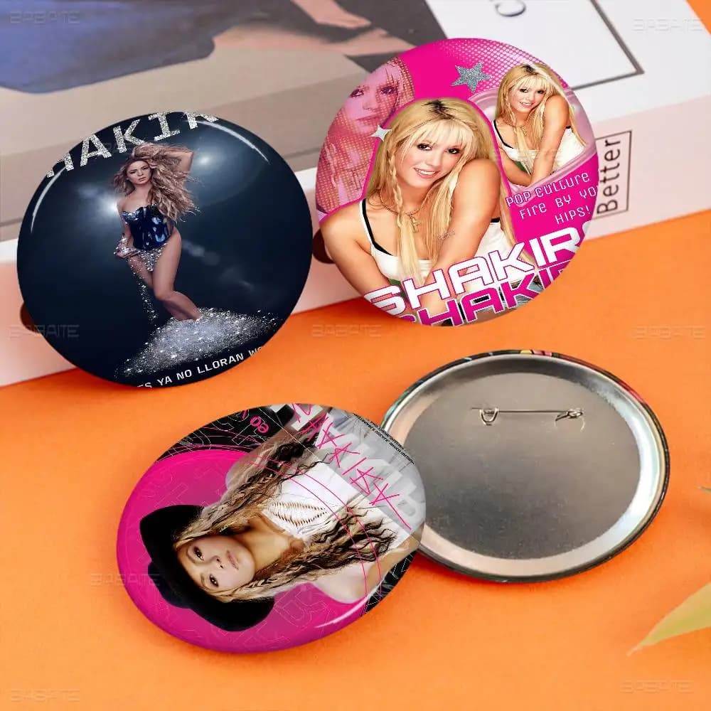 Spilla da bavero con grafica pop culture Shakira, stile anime e cartone animato, graziosa, per giacche e jeans, accessorio regalo
