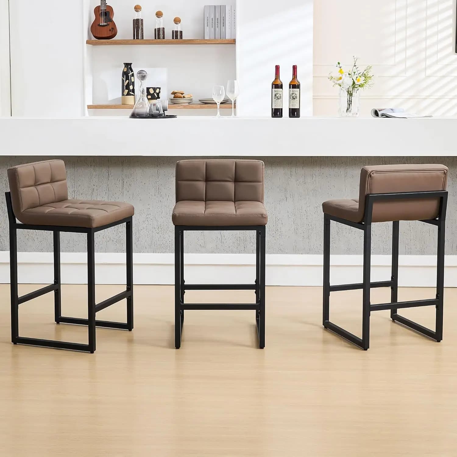Set di 3 sgabelli da bar, sgabelli da bar imbottiti in pelle PU ad altezza bancone con schienale basso e gambe in metallo ispessito, Chai moderno