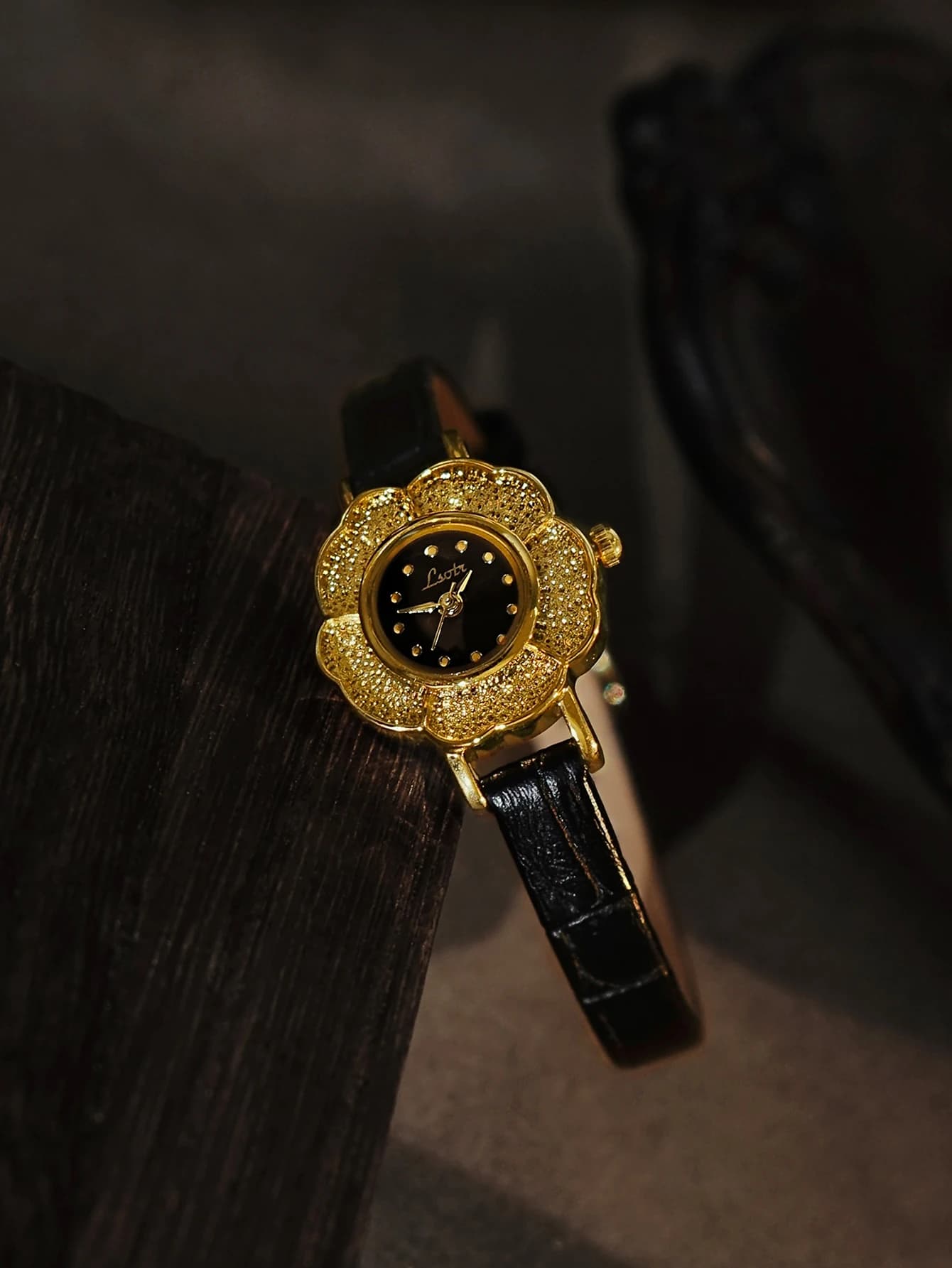 New classic retro women's watch, small and elegant, with Camelia dial, simple and refined design, waterproof.