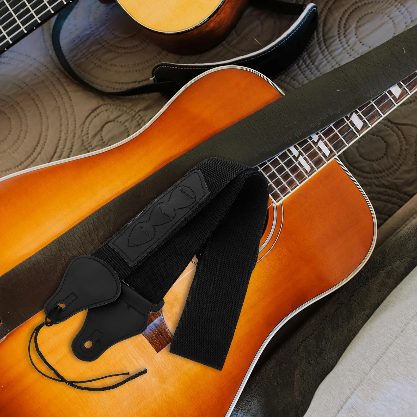 Tracolla per Chitarra Nera Larga e Comoda, Regolabile con Porta Plettro Dedicato per Chitarra Elettrica, Acustica, Basso, Classica, Ukulele e Strumenti Musicali
