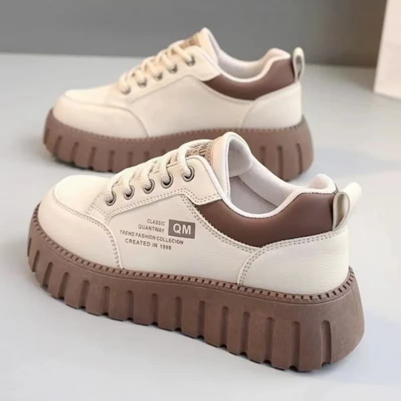 Piccole scarpe bianche 2024 Primavera/Estate nuove donne Casual versatili suola spessa scarpe da donna rialzate scarpe da studente