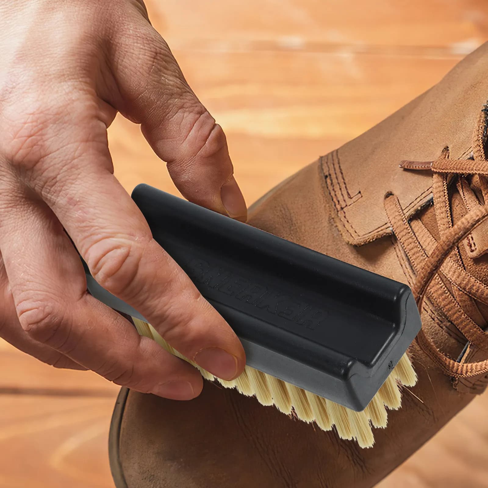 Set di 2 spazzole per la pulizia di scarpe rigide e morbide con manico lungo e impugnatura ergonomica per la rimozione delle macchie, lucidatura, lavaggio di scarpe e stivali.
