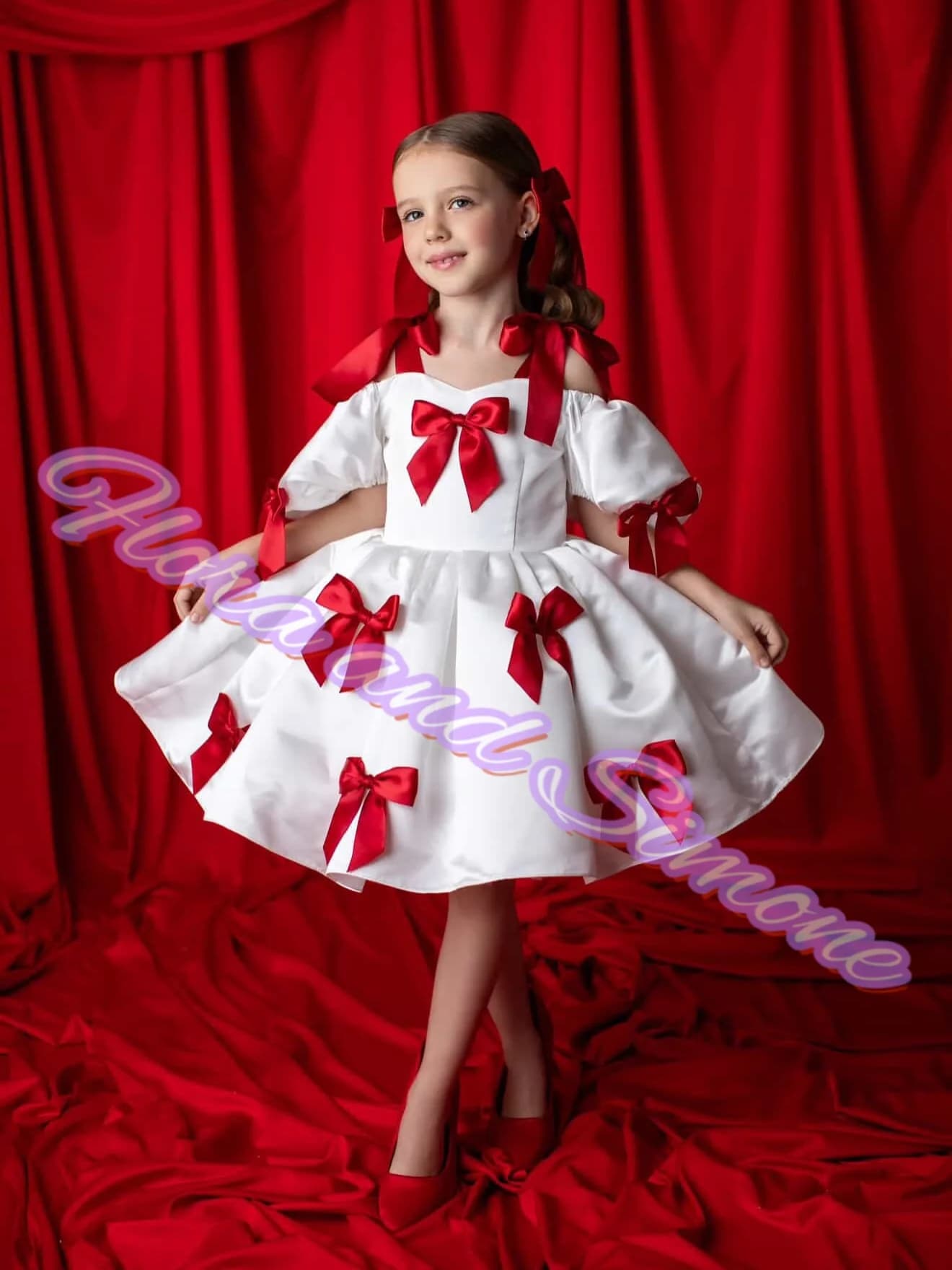 Abiti da ragazza di fiore con spalle scoperte in raso Abito da festa di compleanno con maniche corte a sbuffo al ginocchio con fiocco rosso Abito da bambino personalizzato