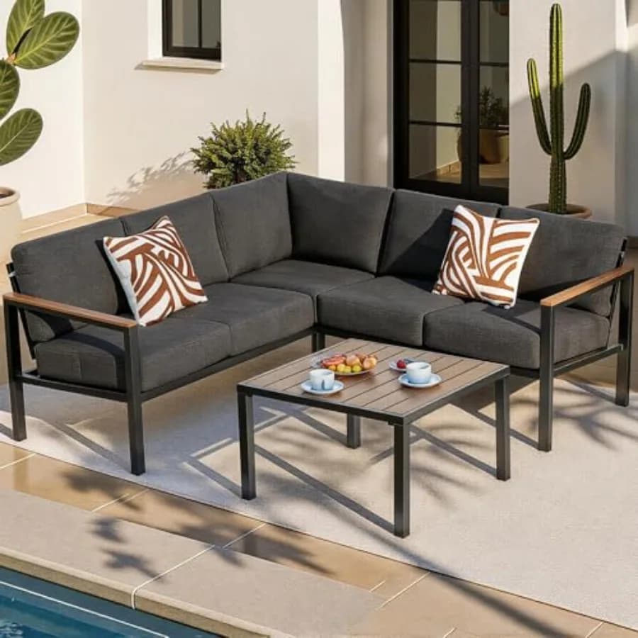 Set di mobili da giardino per uso in cortile e su terrazza, realizzato in finto legno e olefina, con cuscini beige, design ergonomico con schienale alto e spesso.
