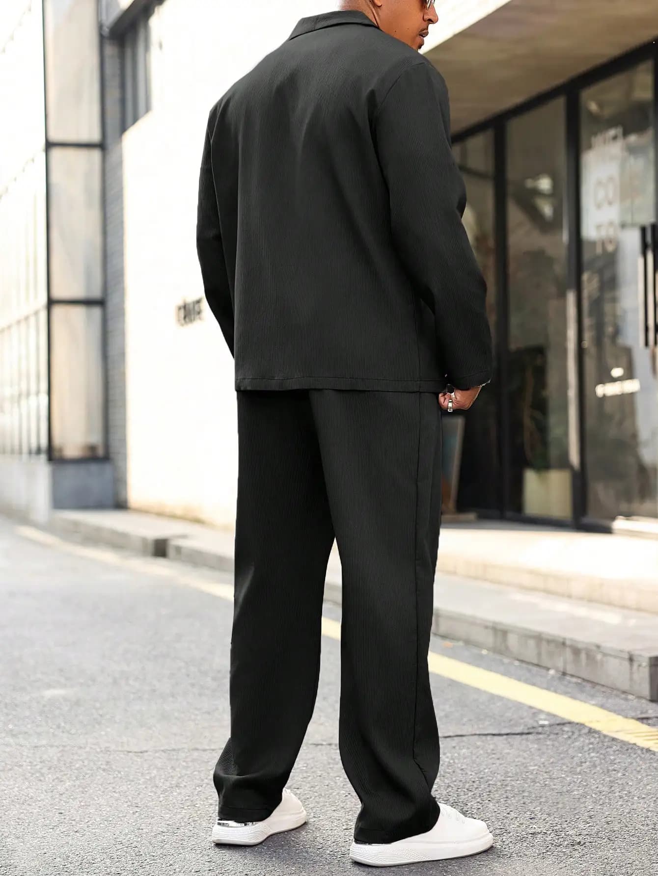 Completo casual da uomo con giacca a tinta unita con risvolto e maniche lunghe e pantaloni per l'autunno