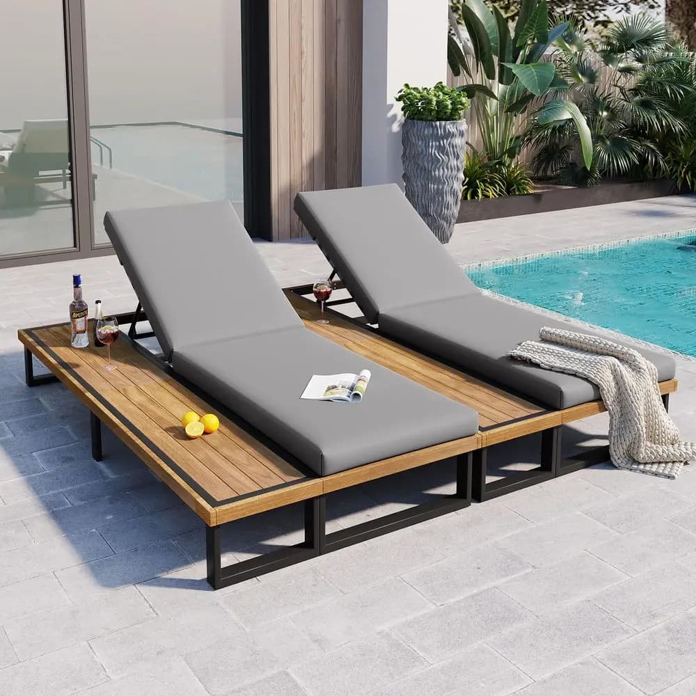Set di 2 Chaise Longue con Schienale Regolabile in 5 Posizioni, Reclinabili con Cuscini, Lettini da Patio con Tavolino Laterale in Legno