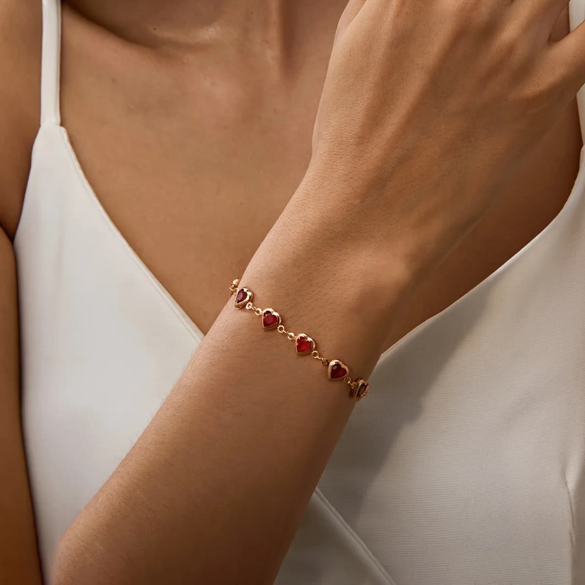 Piccolo braccialetto con cuore rosso! La dopamina illumina e riscalda la tua carnagione. Un tocco di rosso ideale per le tue abbinamenti quotidiani. Prendilo ora!