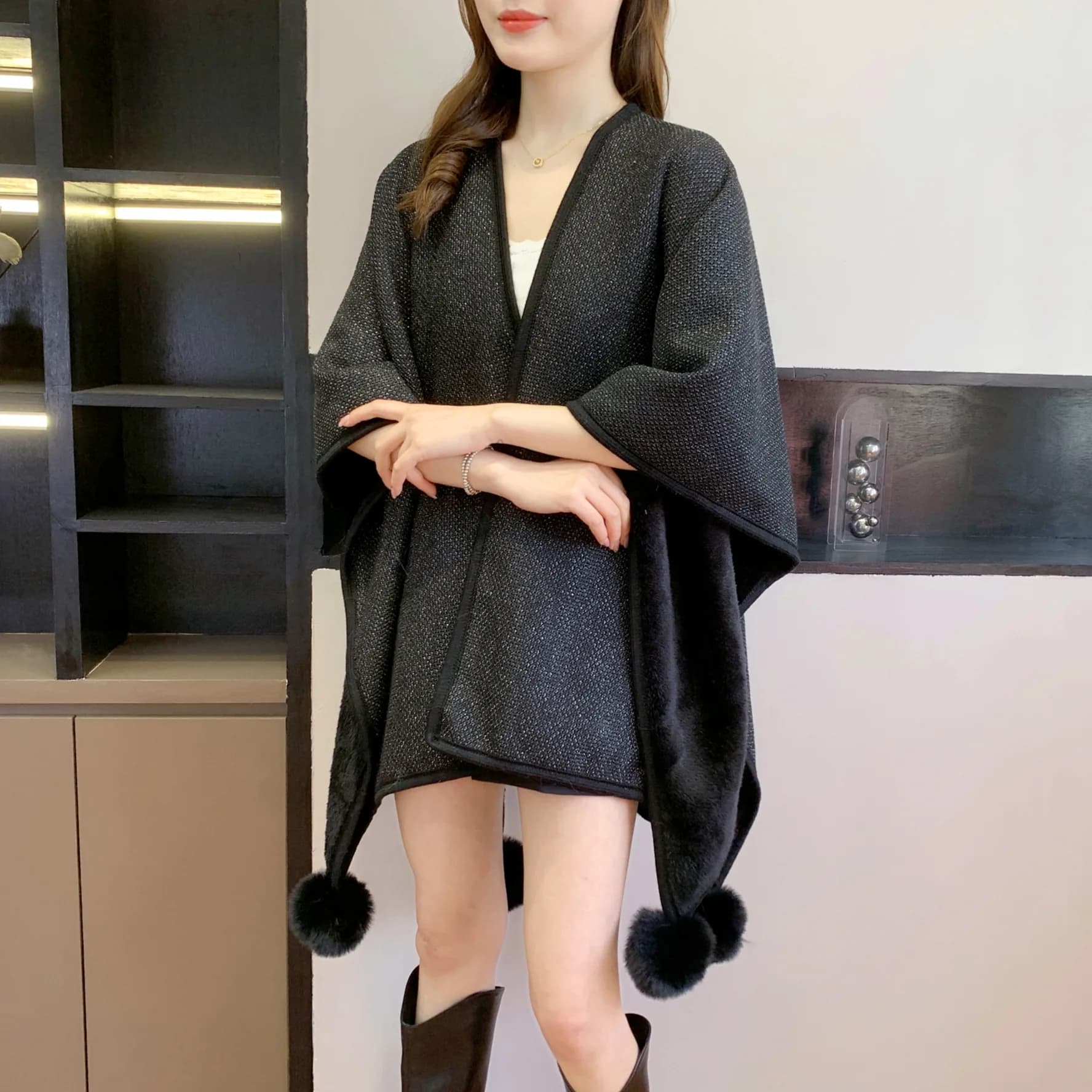 Mantello da strada diviso con palla di pelo lunga da donna femminile Scialle lavorato a maglia autunno inverno Mantelle poncho calde e solide con fodera in velluto