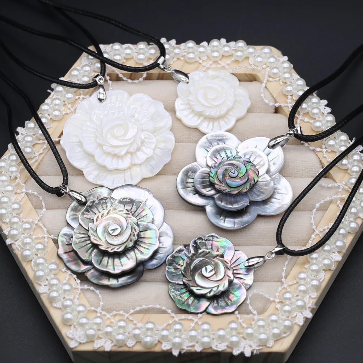 Collana con Ciondolo a Fiore in Conchiglia Naturale, Ciondolo a Fiore a 3 Strati in Madreperla Naturale, Collana in Pelle 60+5cm, Regalo